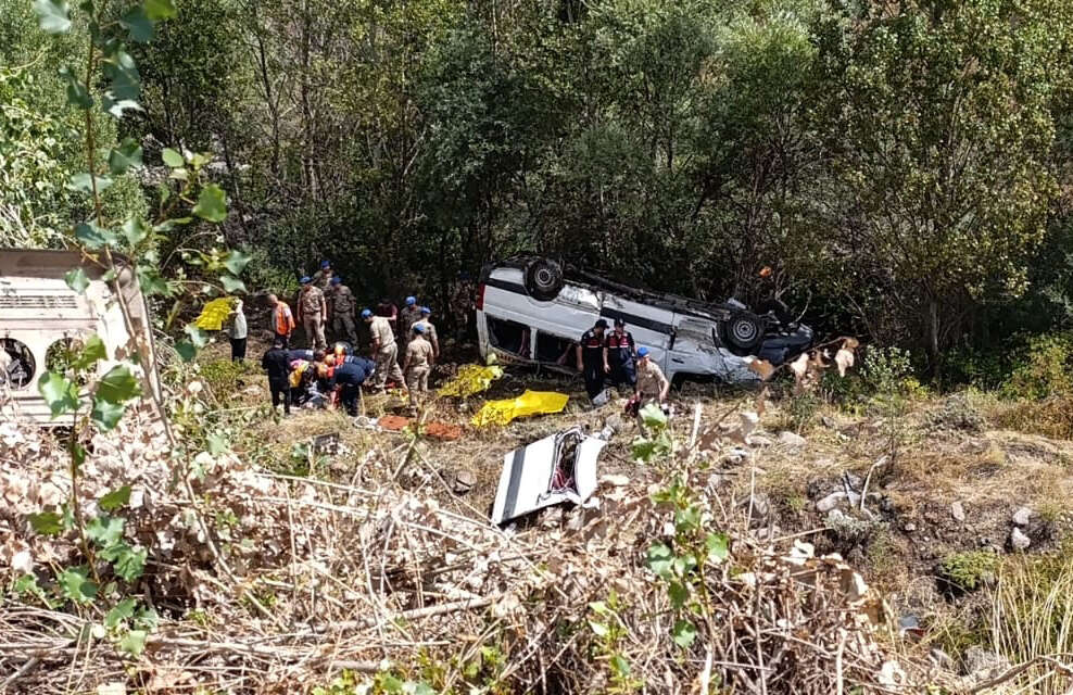 Yolcu minibüsü faciasında ölen 4 kişinin kimliği belli oldu 5